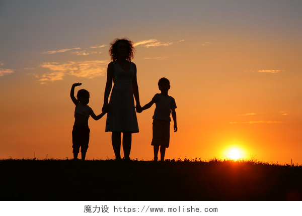 一家人一起看日落母亲和儿童的日落